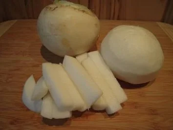 Kugelrettichgemüse an Schnitzel und Kartoffelecken - Rezept