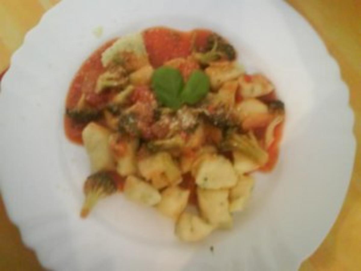 Basilikum-Gnocchi mit Tomaten-Gemüse-Sauce - Rezept - kochbar.de