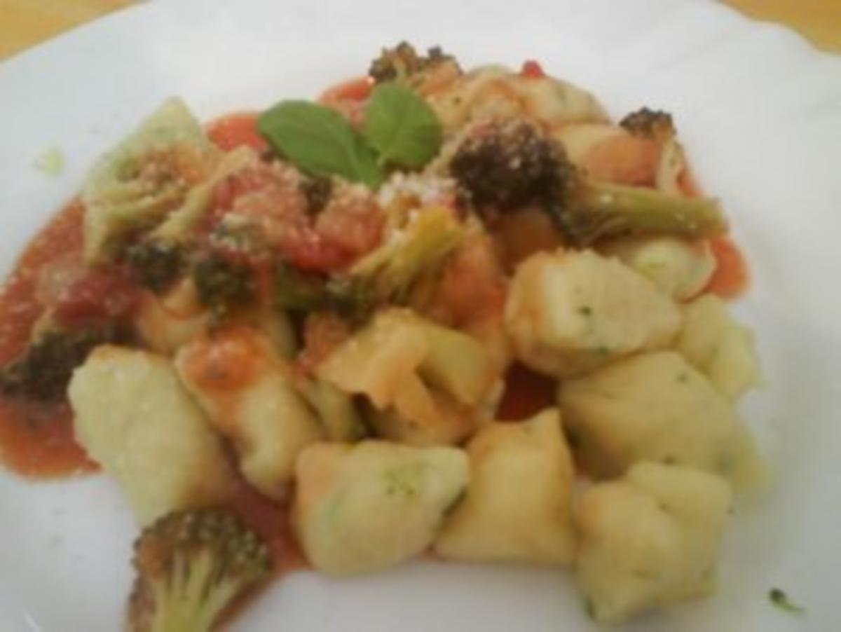 Basilikum-Gnocchi mit Tomaten-Gemüse-Sauce - Rezept - Bild Nr. 2