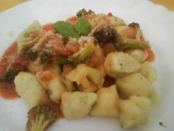 Basilikum-Gnocchi mit Tomaten-Gemüse-Sauce - Rezept - Bild Nr. 2
