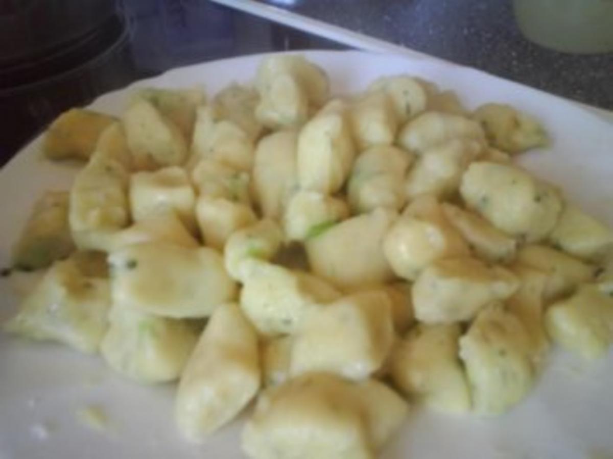 Basilikum-Gnocchi mit Tomaten-Gemüse-Sauce - Rezept - kochbar.de Basilikum-Gnocchi mit Tomaten-Gemüse-Sauce - Rezept - kochbar.de