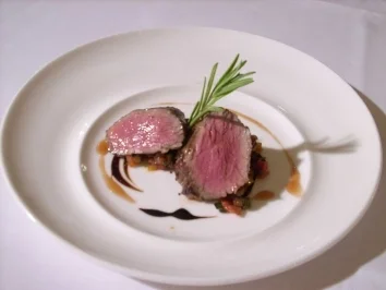 Rezept: Tranche vom marinierten Lammrücken auf Balsamicoratatouille Tranche vom marinierten Lammrücken auf Balsamicoratatouille - Rezept