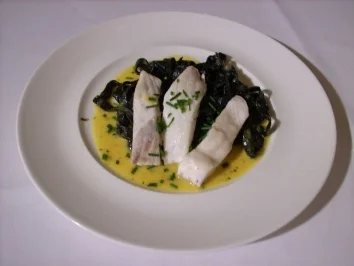 Rezept: Steinbuttfilet auf schwarzen Bandnudeln an Safran- Wermut-Soße Steinbuttfilet auf schwarzen Bandnudeln an Safran- Wermut-Soße - Rezept