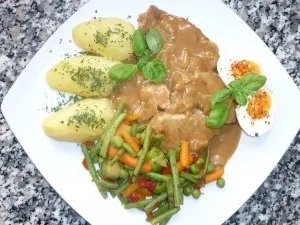 Schweinebraten an Zwiebel-Rahmsauce mit Mischgemüse und Salzkartoffeln - Rezept