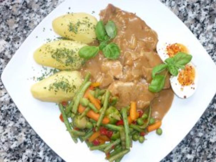 Schweinebraten An Zwiebel-Rahmsauce Mit Mischgemüse Und Salzkartoffeln ...