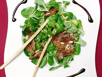 Gebratenes Entenbrustfilet auf einem Bett aus Feldsalat - Rezept - Bild Nr. 9