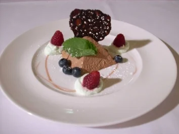 Schokolade-Honig-Semifreddo mit Minzsahne - Rezept