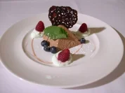 Schokolade-Honig-Semifreddo mit Minzsahne - Rezept