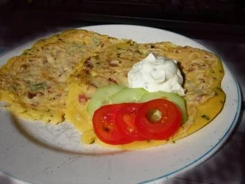 Herzhafte Pfannkuchen mit Speck, Parmesan, Schnittlauch und Salbei - Rezept