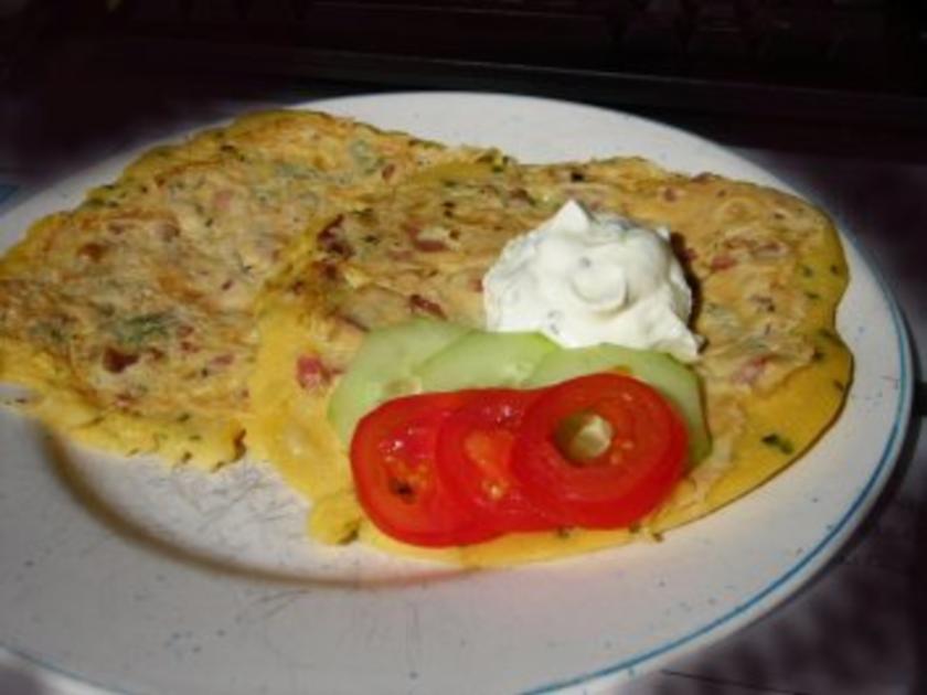 Herzhafte Pfannkuchen mit Speck, Parmesan, Schnittlauch und Salbei ...