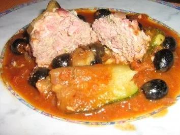 Rezept: Auberginen-Zucchini Päckchen in Tomatensugo mit Oliven Auberginen-Zucchini Päckchen in Tomatensugo mit Oliven - Rezept