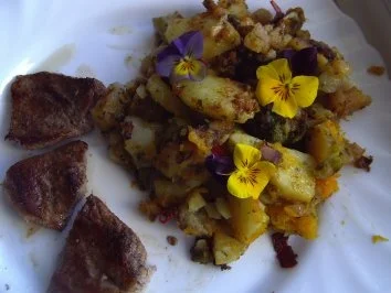 Topinambur-Kürbis-Broccoli-Gemüse mit Stiefmütterchen - Rezept