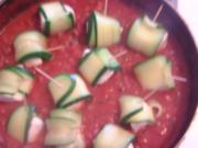 Zucchini-Rollen mit Mozarella in Tomatensauce - Rezept