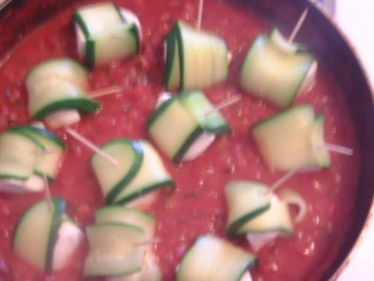 Bilder für Zucchini-Rollen mit Mozarella in Tomatensauce - Rezept