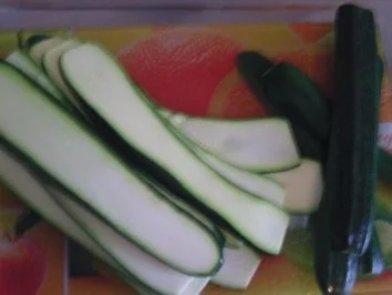 Rezept: Zucchini-Rollen mit Mozarella in Tomatensauce Bild Nr. 2 Zucchini-Rollen mit Mozarella in Tomatensauce - Rezept - Bild Nr. 2