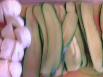 Rezept: Zucchini-Rollen mit Mozarella in Tomatensauce Bild Nr. 4 Zucchini-Rollen mit Mozarella in Tomatensauce - Rezept - Bild Nr. 4