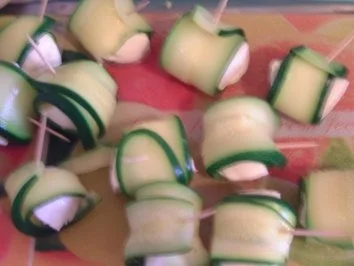 Rezept: Zucchini-Rollen mit Mozarella in Tomatensauce Bild Nr. 5 Zucchini-Rollen mit Mozarella in Tomatensauce - Rezept - Bild Nr. 5