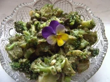 Broccolisalat mit Kapern - Rezept
