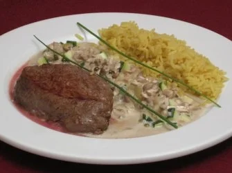 Rezept: Rinderfilet in grüner Pfeffersahnesoße mit Reis Rinderfilet in grüner Pfeffersahnesoße mit Reis - Rezept