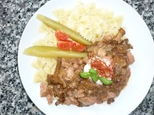 " Falsches " Gulasch mit Pfifferlingen an Farfalle - Rezept
