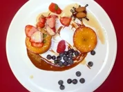 Frischer halber Pfirsich auf Karamellspiegel mit Erdbeeren - Rezept