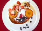 Frischer halber Pfirsich auf Karamellspiegel mit Erdbeeren - Rezept