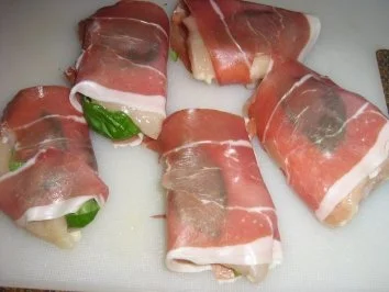 Rezept: Hähnchenbrust in Basilikum Schinken verpackt mit Champignon-Tomaten Gemüse Bild Nr. 4 Hähnchenbrust in Basilikum Schinken verpackt mit Champignon-Tomaten Gemüse - Rezept - Bild Nr. 4