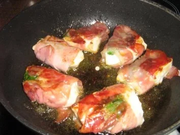 Rezept: Hähnchenbrust in Basilikum Schinken verpackt mit Champignon-Tomaten Gemüse Bild Nr. 5 Hähnchenbrust in Basilikum Schinken verpackt mit Champignon-Tomaten Gemüse - Rezept - Bild Nr. 5