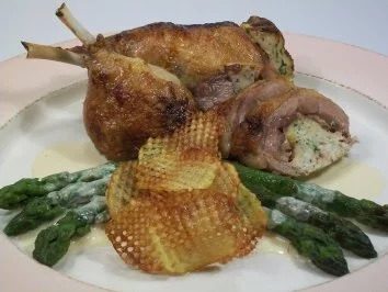 gefüllte Entenkeulchen mit karamellisiertem Spargel, Gitterkartoffeln und Parmesan-Prosecco-Sauce - Rezept