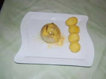 Gemüsezwiebel mit Champignon-Hackfüllung und Käse überbacken - Rezept