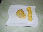 Gemüsezwiebel mit Champignon-Hackfüllung und Käse überbacken - Rezept