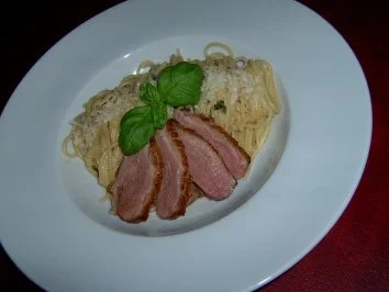 Rezept: Scharfe Linguine mit rosa gebratener Entenbrust Bild Nr. 2 Scharfe Linguine mit rosa gebratener Entenbrust - Rezept - Bild Nr. 2