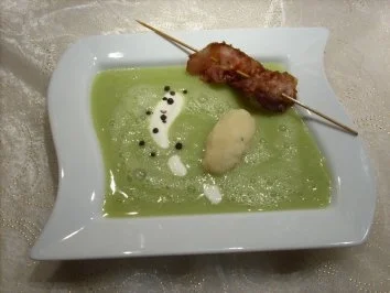 Rezept: Erbsenschaumsüppchen mit Grießnocke und Baconspiess Erbsenschaumsüppchen mit Grießnocke und Baconspiess - Rezept