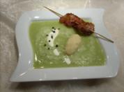 Erbsenschaumsüppchen mit Grießnocke und Baconspiess - Rezept