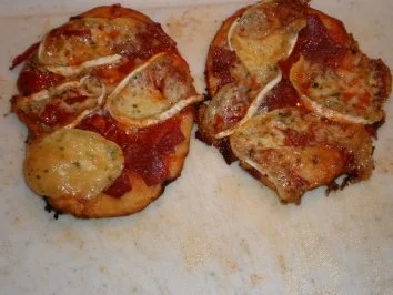 Aus dem Backofen - kleine Pizza für den großen Sohn - Rezept