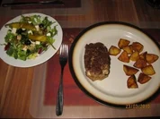 Gefüllte Frikadelle, Rosmarinkartoffeln, Bauernsalat - Rezept