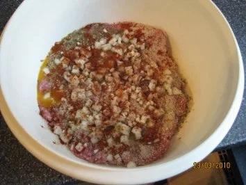 Gefüllte Frikadelle, Rosmarinkartoffeln, Bauernsalat - Rezept - Bild Nr. 2