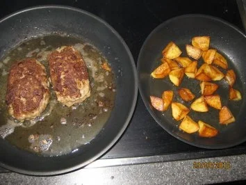 Gefüllte Frikadelle, Rosmarinkartoffeln, Bauernsalat - Rezept - Bild Nr. 4