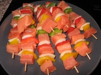 Wildlachsschaschlik mit Gewürzreis und Tomatensalsa - Rezept