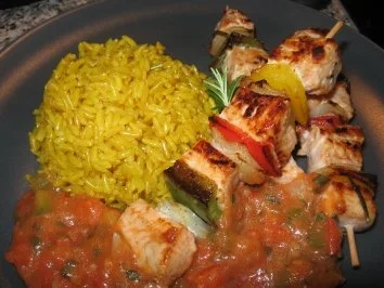 Wildlachsschaschlik mit Gewürzreis und Tomatensalsa - Rezept - Bild Nr. 2