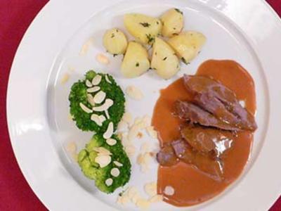 Rehkeule mit Mandel-Brokkoli-Röschen und Thymiankartoffeln - Rezept