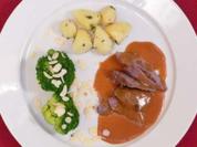 Rehkeule mit Mandel-Brokkoli-Röschen und Thymiankartoffeln - Rezept