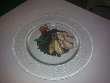 Rezept: Pochierte Hühnerbrust auf Beluga-Linsen Pochierte Hühnerbrust auf Beluga-Linsen - Rezept