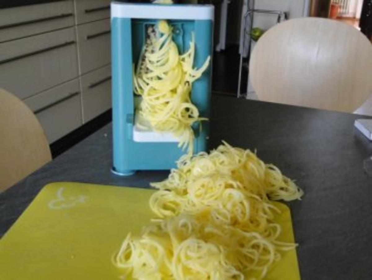 Spaghettibratling aus Kartoffeln, bedeckt mit Spinat und Zwiebeln, - Rezept