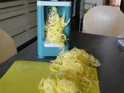 Spaghettibratling aus Kartoffeln, bedeckt mit Spinat und Zwiebeln, - Rezept