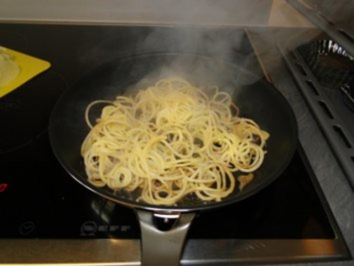Spaghettibratling aus Kartoffeln, bedeckt mit Spinat und Zwiebeln, - Rezept - Bild Nr. 2