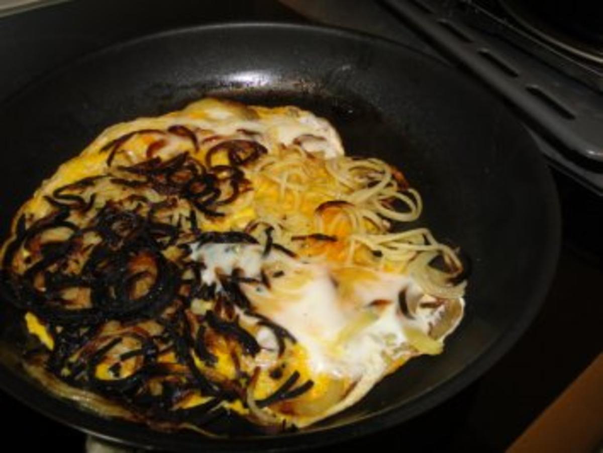 Spaghettibratling aus Kartoffeln, bedeckt mit Spinat und Zwiebeln, - Rezept - Bild Nr. 3
