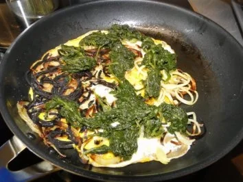 Rezept: Spaghettibratling aus Kartoffeln, bedeckt mit Spinat und Zwiebeln, Bild Nr. 4 Spaghettibratling aus Kartoffeln, bedeckt mit Spinat und Zwiebeln, - Rezept - Bild Nr. 4