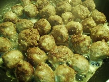 Fleischbällchen in Rahmsoße mit rotem Pfeffer - Rezept