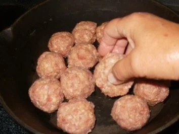 Schweinehack mit Bratwursthack - gebacken als Baellchen - kleine fuer Parties - Rezept - Bild Nr. 4